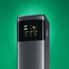 Szary powerbank z wyświetlaczem pokazującym informacje: "TOTAL OUTPUT 0W", "TOTAL INPUT 0W", oraz stan naładowania baterii "67%". Na ekranie widoczne są także oznaczenia portów: "USB-C1", "USB-C2", "USB-A" z wartościami "0.0V" i "0.0A".