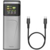 Szary powerbank z wyświetlaczem pokazującym informacje o mocy wyjściowej i wejściowej oraz poziomie naładowania, obok znajduje się czarny kabel USB-C. Na obudowie widoczne jest logo "hama".