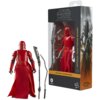 Na zdjęciu znajduje się czerwona figurka z serii Star Wars The Black Series, obok której widoczne są dwa akcesoria. Obok figurki znajduje się pudełko z napisem "IMPERIAL PRAETORIAN GUARD" oraz logo Star Wars i Hasbro.