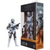 Na zdjęciu znajduje się figurka przedstawiająca postać z serii Star Wars, obok której widoczne jest opakowanie z napisem "Star Wars The Black Series" oraz "Imperial Armored Commando". Na opakowaniu znajdują się również oznaczenia wiekowe "4+" i logo produ