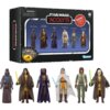 Pudełko z zestawem figurek "Star Wars The Acolyte" zawiera sześć postaci, każda z mieczem świetlnym, a na opakowaniu widnieje logo "Kenner" oraz napis "Retro Collection". Na górze pudełka znajduje się ostrzeżenie: "WARNING: CHOKING HAZARD - Small parts. N