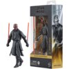 Figurka przedstawia postać w czarnym stroju z czerwonymi elementami na twarzy, trzymającą dwa czerwone miecze świetlne, obok znajduje się pudełko z napisem "Star Wars The Black Series" oraz "Darth Maul". Na opakowaniu widnieje również ostrzeżenie: "WARNIN