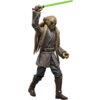 Figurka przedstawia postać z serii Star Wars w dynamicznej pozie, trzymającą zielony miecz świetlny. Postać ma charakterystyczne cechy twarzy i ubrana jest w strój przypominający szaty Jedi.