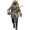 Figurka przedstawia postać z serii Star Wars w brązowym stroju z zielonym mieczem świetlnym. Postać ma charakterystyczne długie wypustki na głowie i stoi w dynamicznej pozie.