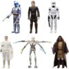 Na zdjęciu znajduje się zestaw sześciu figurek z serii Star Wars Retro Collection, przedstawiających postacie w różnych strojach i z różnymi akcesoriami, takimi jak miecze świetlne i pistolety. Każda figurka ma unikalny wygląd i detale, które nawiązują do