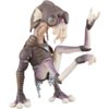 Na zdjęciu znajduje się szczegółowa figurka przedstawiająca postać z serii Star Wars, ubrana w brązowy strój z metalicznymi elementami i ozdobami. Figurka ma wyraziste detale, takie jak duże oczy i długie kończyny, a jej skóra ma odcienie fioletu i beżu.