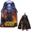 Opakowanie zawiera figurkę postaci z filmu "Star Wars: Revenge of the Sith" oraz akcesoria, z widocznym napisem "Count Dooku" i logo "Star Wars". Obok opakowania znajduje się wyjęta figurka w brązowej pelerynie.
