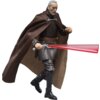 Na zdjęciu znajduje się figurka przedstawiająca postać w brązowej pelerynie i ciemnym stroju, trzymająca czerwony miecz świetlny. Produkt to "Figurka HASBRO Star Wars The Black Series Hrabia Dooku G17425X0".