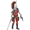 Przedstawiona jest figurka postaci z serii Star Wars, ubrana w czerwony strój z brązowymi elementami, trzymająca długi srebrny kij i czarny pistolet. Postać ma białą skórę, brązowe buty i charakterystyczną fryzurę z długim, brązowym kucykiem.