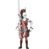 Figurka przedstawia postać z serii Star Wars, ubraną w czerwony strój z brązowymi elementami, trzymającą długą broń. Postać ma białą skórę, czerwone włosy związane w wysoki kucyk i nosi brązowe buty.