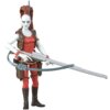 Na zdjęciu znajduje się figurka postaci z serii Star Wars, ubrana w czerwony strój z brązowymi elementami i trzymająca długą, srebrną broń. Figurka ma białą skórę, czerwone włosy związane w wysoki kucyk i nosi brązowe buty.