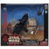 Na zdjęciu znajduje się opakowanie z figurką przedstawiającą postać z serii Star Wars, siedzącą na pojeździe, z dwoma czerwonymi mieczami świetlnymi po lewej stronie. Na opakowaniu widnieje napis "STAR WARS EPISODE I" oraz "Darth Maul & Sith Speeder", a t