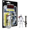 Opakowanie zawiera figurkę szturmowca z serii Star Wars The Vintage Collection, z napisem "Rocket Launcher Trooper" oraz logo "Star Wars Jedi Survivor". Obok opakowania znajduje się wyjęta figurka szturmowca z wyrzutnią rakiet.