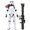 Figurka przedstawia białego szturmowca z czarnymi i czerwonymi detalami oraz czarną bronią obok. Produkt to "Figurka HASBRO Star Wars The Vintage Collection Szturmowiec G09175X2".
