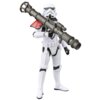 Przedstawiona jest figurka szturmowca z serii Star Wars The Vintage Collection, trzymająca duży, szczegółowo wykonany miotacz. Figurka ma biały pancerz z czarnymi i niebieskimi detalami oraz charakterystyczny hełm.