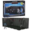 Pudełko z figurką przedstawia scenę z korytarza imperialnego krążownika z serii "Star Wars: The Mandalorian", z kilkoma postaciami w różnych pozach. Na opakowaniu widnieje napis: "Moff Gideon's Imperial Light Cruiser Hallway" oraz logo Kenner.