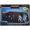 Opakowanie przedstawia zestaw figurek i elementów scenografii z serii "Star Wars The Mandalorian", z napisem "Moff Gideon's Imperial Light Cruiser Hallway". Widoczne są figurki postaci w korytarzu krążownika, a w rogu znajduje się logo "Kenner".