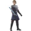 Na zdjęciu znajduje się figurka przedstawiająca postać z mieczem świetlnym w niebieskim kolorze, ubrana w ciemny strój z elementami zbroi. Produkt to "Figurka HASBRO Star Wars The Vintage Collection Anakin Skywalker G09065X0".