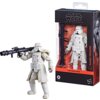 Figurka przedstawia postać w białym pancerzu z futrzanymi elementami, trzymającą czarną broń, obok znajduje się pudełko z napisem "Star Wars The Black Series Range Trooper" oraz logo Hasbro. Na pudełku widnieje także napis "Star Wars: Andor" oraz oznaczen
