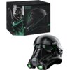 Pudełko z hełmem "Star Wars The Black Series" przedstawia grafikę hełmu Death Trooper oraz napis "Imperial Death Trooper" i logo "Star Wars The Black Series". Obok pudełka znajduje się czarny hełm z zielonymi detalami świetlnymi.