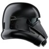 Czarny hełm z serii Star Wars, o gładkiej powierzchni z widocznymi detalami i elementami przypominającymi futurystyczny design. Hełm ma zielone wizjery i charakterystyczne wykończenia, które nadają mu wygląd inspirowany postacią z filmu.