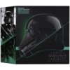 Czarny hełm z serii Star Wars The Black Series Death Trooper Imperial jest przedstawiony na opakowaniu z grafiką hełmu i postacią w zbroi. Na opakowaniu widnieje tekst: "IMPERIAL DEATH TROOPER™ PREMIUM ELECTRONIC HELMET" oraz logo Hasbro.