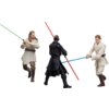 Na zdjęciu znajdują się trzy figurki postaci z serii Star Wars, każda z nich trzyma miecz świetlny w różnych kolorach: zielonym, czerwonym i niebieskim. Figurka pośrodku ubrana jest na czarno, a pozostałe dwie mają jasne stroje.
