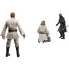 Na zdjęciu znajdują się trzy figurki przedstawiające postacie w strojach z serii Star Wars, w tym dwie w jasnych szatach i jedna w ciemnym stroju z czerwono-czarną twarzą. Figurka po lewej trzyma mały przedmiot w dłoni, środkowa klęczy, a figurka po prawe