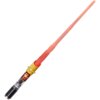 Czerwony miecz świetlny z przezroczystą rękojeścią, ozdobioną złotymi i czarnymi elementami. Produkt to "Miecz świetlny HASBRO Star Wars Lightsaber Kyber G07275L0".