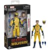 Na zdjęciu znajduje się opakowanie figurki z serii Marvel Legends, przedstawiające postać Wolverine'a w żółto-niebieskim stroju, z wymiennymi częściami, takimi jak głowy i dłonie. Na opakowaniu widnieje napis "MARVEL LEGENDS SERIES", "WOLVERINE", oraz "MA