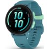 Turkusowy zegarek sportowy z okrągłym wyświetlaczem, na którym widoczne są cyfry "10 10", liczba "8000" oraz logo "GARMIN". Pasek zegarka jest turkusowy z jasnym zapięciem, a na boku koperty znajduje się napis "GARMIN".