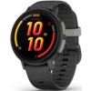 Szary zegarek sportowy z okrągłym wyświetlaczem, na którym widnieje duża, kolorowa godzina "10:10", liczba "8000" oraz logo "GARMIN". Pasek zegarka jest wykonany z tworzywa sztucznego, a na boku koperty znajduje się napis "GARMIN".
