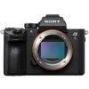 Czarny aparat bezlusterkowy z widocznym logo "SONY" na górze oraz oznaczeniami "E-mount" i "7R" na korpusie. Aparat posiada duży otwór na obiektyw z pomarańczowym obramowaniem.