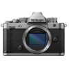 Aparat bezlusterkowy z widocznym logo "Nikon" na górze, z oznaczeniem modelu "Z f" po lewej stronie. Korpus aparatu ma srebrne i czarne elementy, z widocznym miejscem na obiektyw.