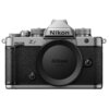 Aparat bezlusterkowy z widocznym logo "Nikon" na górze oraz napisem "Z f" po lewej stronie. Na osłonie obiektywu znajduje się napis "Nikon Z mount".