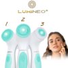 Trzy turkusowe szczoteczki do twarzy z różnymi końcówkami są ustawione obok siebie, oznaczone numerami 1, 2 i 3, z logo "LUMINEO" widocznym powyżej. Obok szczoteczek znajduje się twarz kobiety dotykającej policzka.
