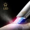 Na zdjęciu widoczne jest urządzenie do peelingu kawitacyjnego z metaliczną powierzchnią i ozdobnym wzorem, emitujące niebieskie i czerwone światło LED. Obok urządzenia znajduje się napis "LED" z ikoną żarówki.