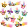 Na zdjęciu znajduje się zestaw kolorowych figurek z serii HASBRO Furby Minis G19515L0, każda z dużymi oczami i puszystym ogonem w różnych barwach. Figurka mają różnorodne wzory i kolory, w tym motywy tęczowe, zwierzęce i geometryczne.