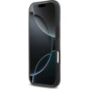 Przedstawione jest etui na telefon w kolorze granatowym z metalowym logo BMW M, przeznaczone do modelu Apple iPhone 17 Pro, z funkcją MagSafe. Etui ma elegancki design z widocznymi przyciskami bocznymi.