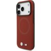 Czerwone etui na telefon z teksturą, posiadające okrągły wzór MagSafe oraz dwa metalowe logotypy na dole, w tym logo BMW. Na etui widoczne są wycięcia na aparat i przyciski boczne.