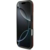 Na zdjęciu widoczne jest czerwone etui na telefon z czarnymi i srebrnymi elementami, przeznaczone dla modelu Apple iPhone 17 Pro. Etui posiada wycięcia na przyciski i aparat, a na ekranie telefonu widoczny jest abstrakcyjny wzór z ciemnymi okręgami.