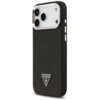 Czarne etui na telefon z teksturowaną powierzchnią, posiadające trójkątne logo z napisem "GUESS U.S.A" oraz otwory na trzy obiektywy aparatu. Na boku etui znajdują się dwa przyciski.