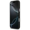 Czarne etui na telefon z widocznymi przyciskami bocznymi i otworem na aparat, przeznaczone do modelu Apple iPhone 17 Pro. Na ekranie telefonu widoczny jest abstrakcyjny wzór z ciemnymi okręgami.