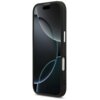 Czarne etui na telefon z widocznymi przyciskami bocznymi i otworem na aparat, ekran telefonu wyświetla abstrakcyjny wzór z ciemnymi okręgami. Produkt jest przeznaczony do Apple iPhone 17 i posiada logo GUESS.