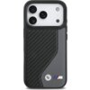 Etui do telefonu z widocznym wzorem z włókna węglowego oraz szarym panelem, na którym znajduje się logo BMW i kolorowe logo M. W górnej części etui widoczne są trzy otwory na obiektywy aparatu oraz dwa mniejsze otwory na inne elementy.