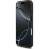Na zdjęciu widoczne jest etui na telefon w kolorze antracytowym, z wyraźnym wycięciem na aparat i przyciski boczne. Powierzchnia etui ma gładką teksturę, a na ekranie telefonu widoczny jest abstrakcyjny wzór z ciemnymi i jasnymi okręgami.