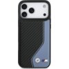 Etui na telefon z widocznym wzorem z włókna węglowego oraz niebieskim elementem, na którym znajduje się logo BMW M. W górnej części etui widoczne są wycięcia na trzy obiektywy aparatu i lampę błyskową.