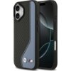 Etui do telefonu z widocznym wzorem z włókna węglowego oraz niebieskim akcentem, ozdobione logo BMW M. Etui jest przystosowane do technologii MagSafe i przeznaczone dla modelu Apple iPhone 17.