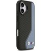 Etui do telefonu z widocznym wzorem z włókna węglowego oraz niebieskim panelem, na którym znajduje się logo BMW M. Produkt posiada wycięcia na aparat i przyciski oraz okrągły emblemat BMW.