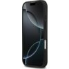 Na zdjęciu znajduje się etui na telefon z ciemnym, minimalistycznym wzorem, które jest założone na smartfonie. Etui ma wycięcia na przyciski i porty, a ekran telefonu wyświetla abstrakcyjny motyw z okręgami.
